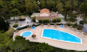 Camping dans le var avec piscine photo aérienne réalisée par DRAGUIDRONES360