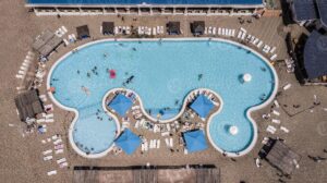 piscine avec personnes vue aerienne de dessus avec drone photo