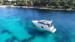 YACHT ile du lérins photo by DRAGUIDRONES360